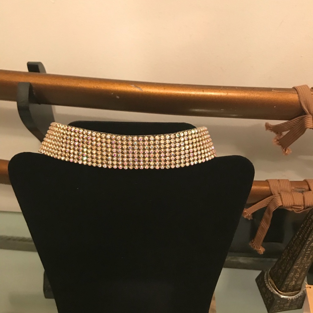 Unquie iridescent rhinestone choker